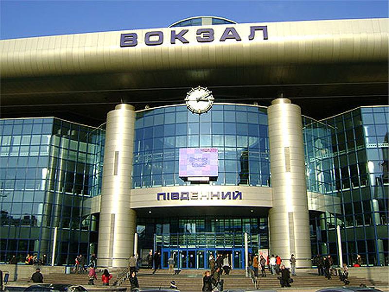 Did Vauxhall train station gave name to Russian vokzal?